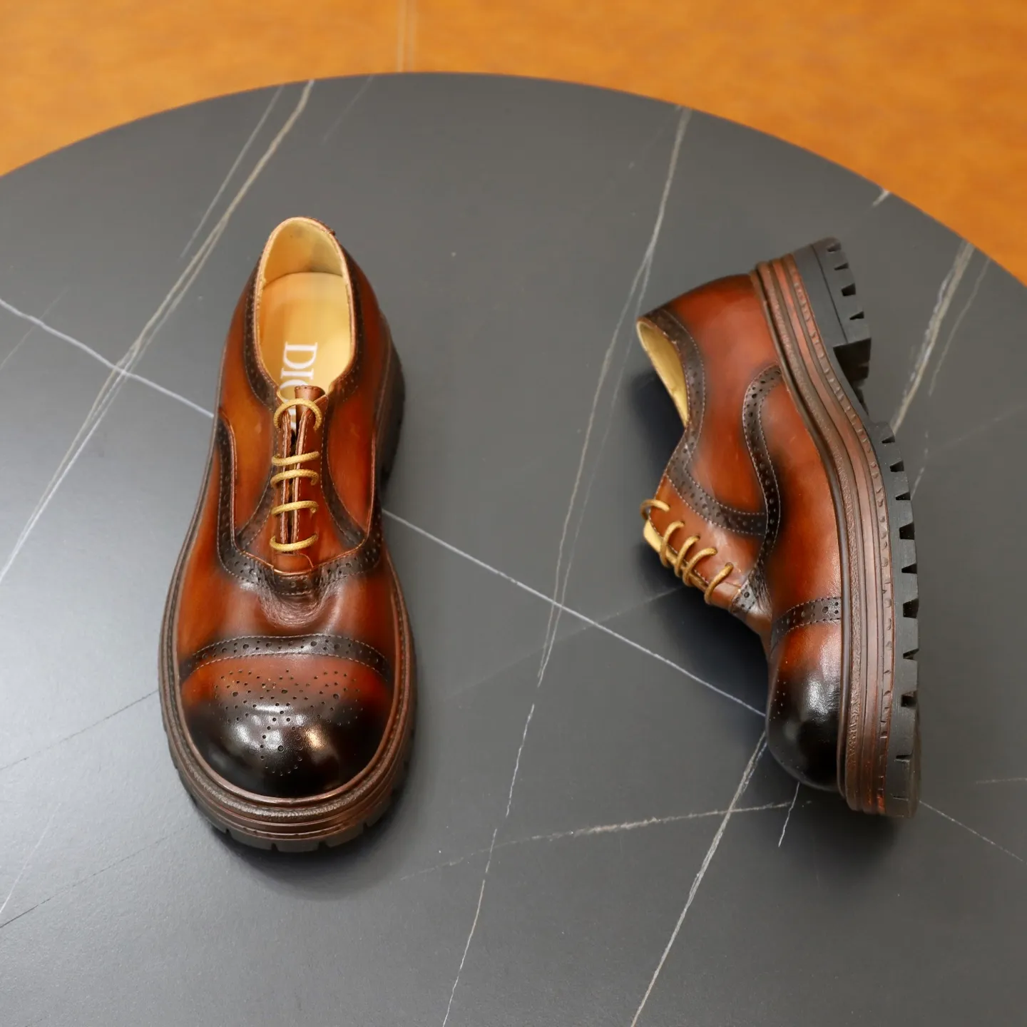 Ex-factory price: 520💰 [Dior] Dior's new casual men's shoes are launched in Hong Kong counters. Official website 1:1 production. Italian washed cowhide + water-dyed leather lining. Designed by European and American masters. Perfect shape to create counter quality, solid color rubber wear-resistant outsole and classic dazzling head! Super versatile and very comfortable. High-end without losing taste, fashionable and novel! ! Absolute focus! 3 colors available! Code number 38-45